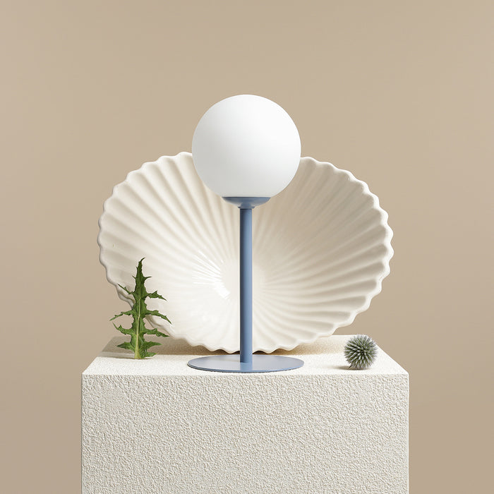 Lampe de table en métal avec globe en verre Pinne Bleu Poudré - Aldex
