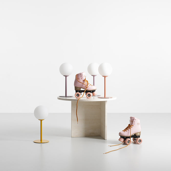 Lampe de table en métal avec globe en verre Pinne corail - Aldex